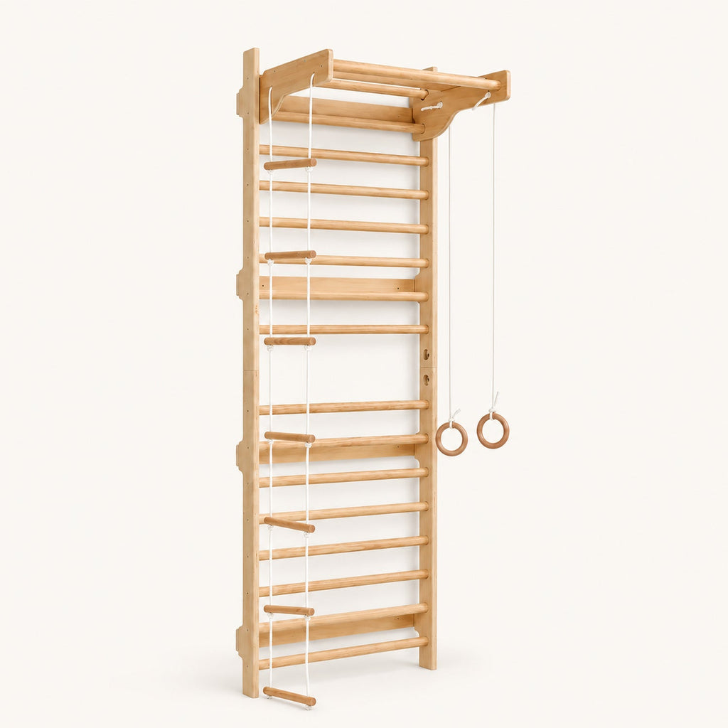 Structure d'escalade en bois avec anneaux de gymnastique