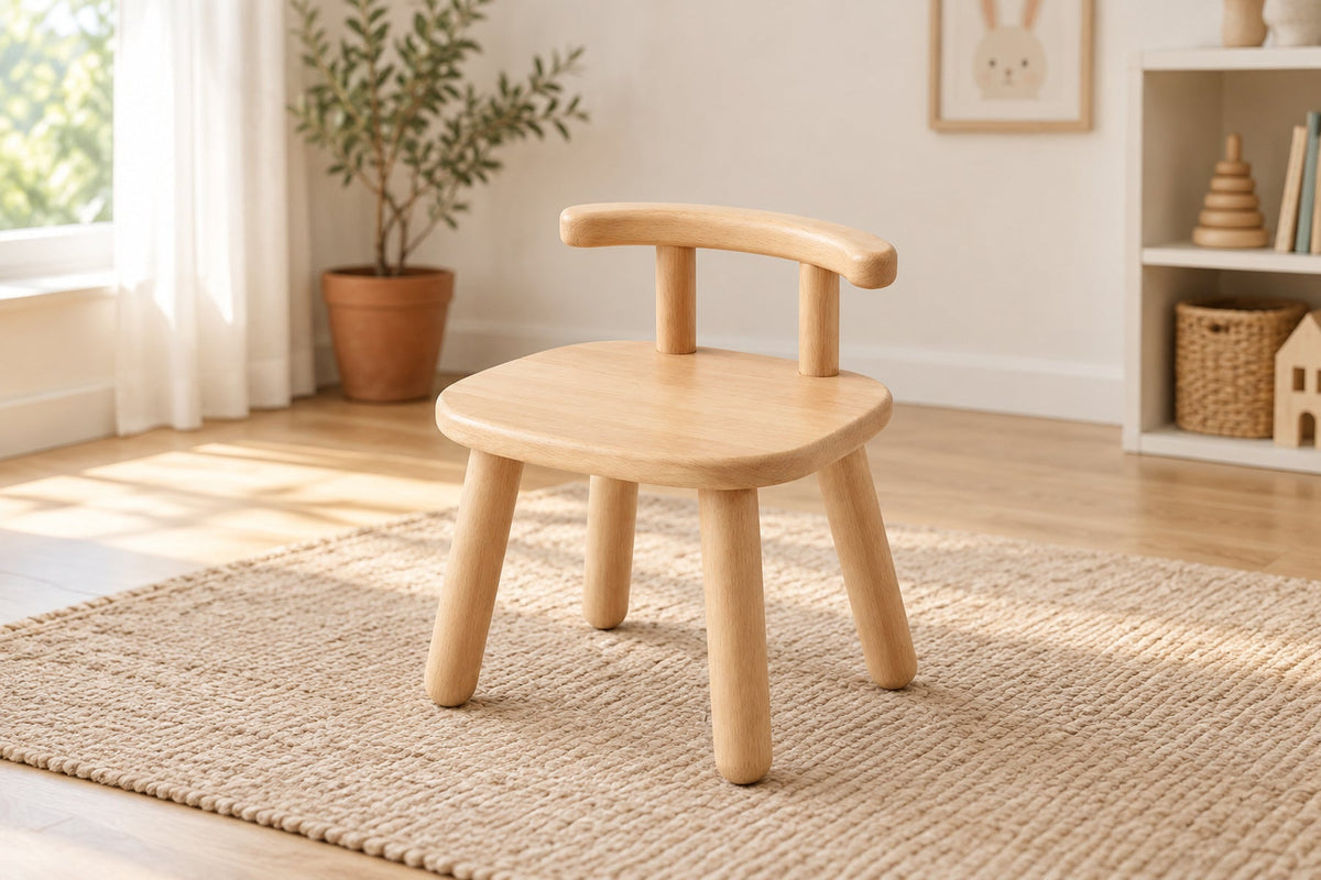 Chaise basse Montessori en hêtre avec dossier