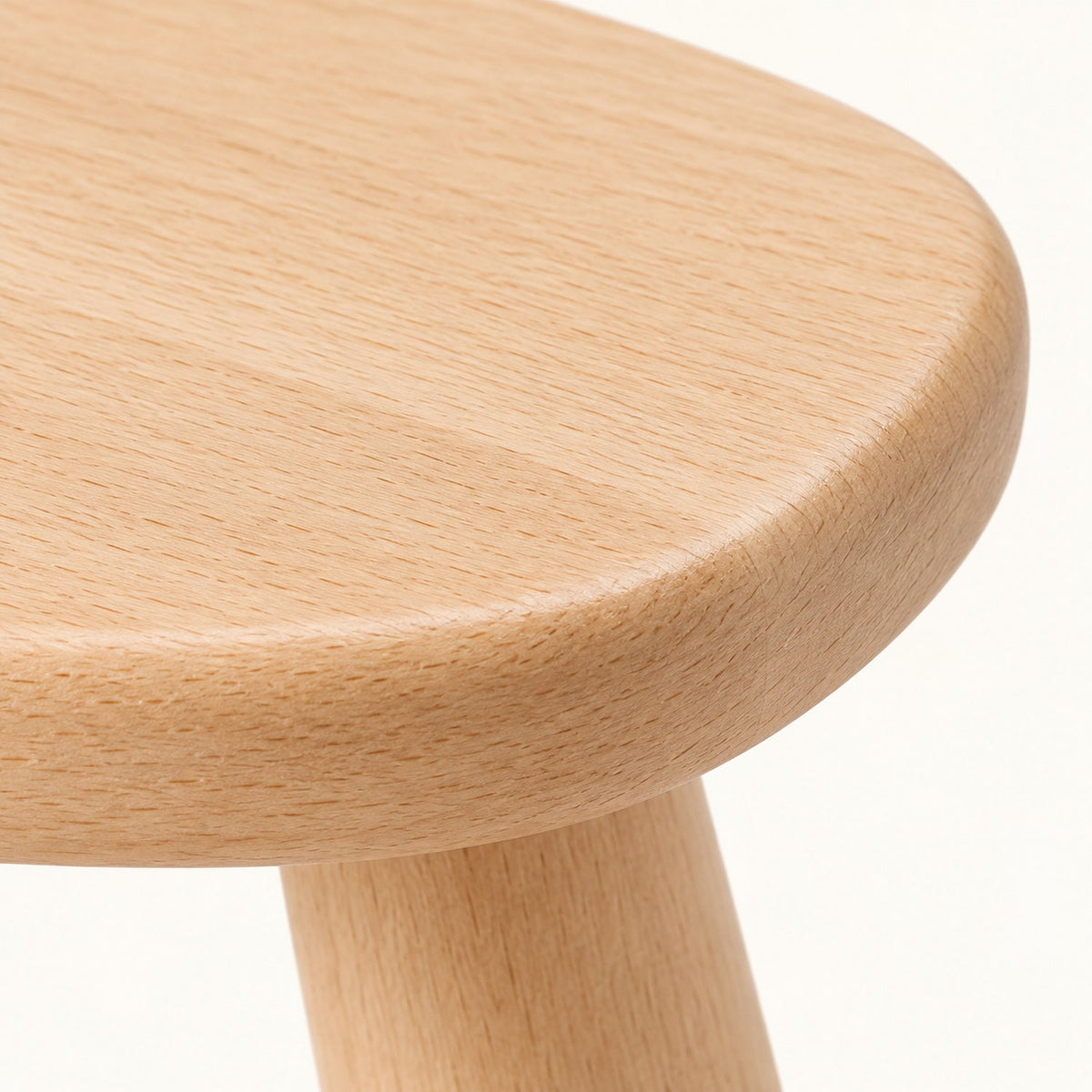 Chaise basse Montessori en hêtre avec dossier